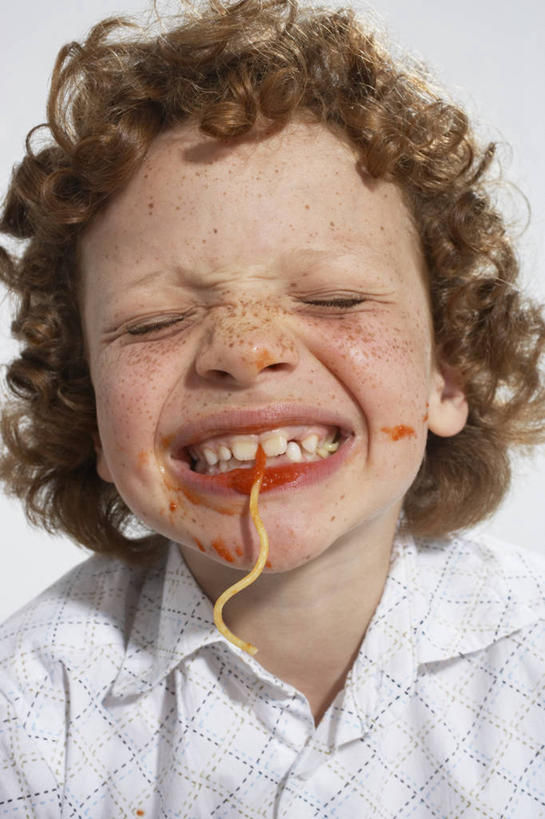 面食,面条,意大利面,西方人,儿童,脸,头,脸颊,脖子,一个人,坐,闭眼,吃,竖图,室内,特写,白天,白色背景,正面,衬衫,西餐,纯洁,欧洲,欧洲人,仅一个男性,仅一个人,咬,阴影,反射,影子,调料,酱料,酱汁,面,茄汁,佐料,料理,食品,调味品,凌乱,调味料,番茄酱,酱,肩膀,食物,小孩,仅一个小孩,皱眉,可爱,童年,童趣,西式,摄影,影棚,咬着,混乱,童真,烂漫,无邪,纷乱,缭乱,庞杂,天真,男孩,男人,男性,白种人,孩子,头部,脖,颈,颈部,脸部,脸蛋,面部,闭眼睛,闭着眼,闭着眼睛,嚼,食,坐着,半身,彩图,影棚拍摄,衬衣,拍摄,男生