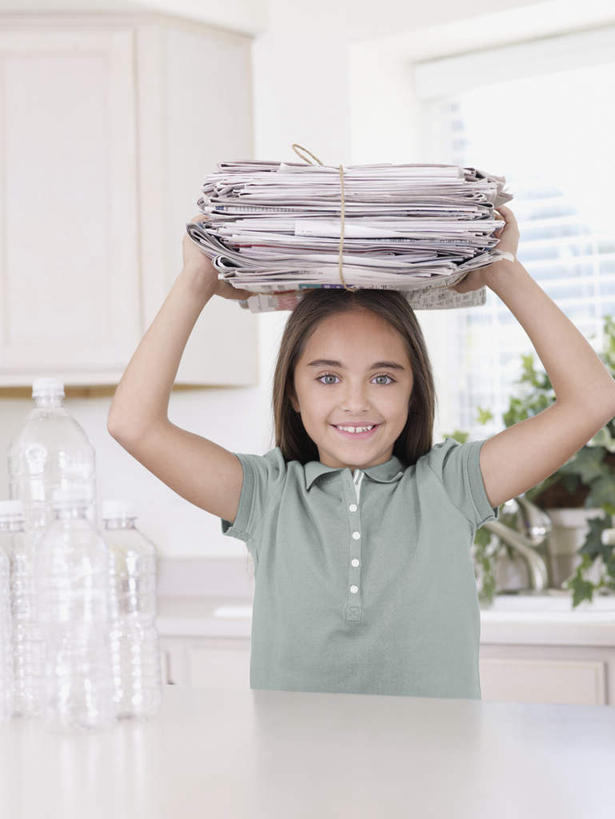 西方人,儿童,一个人,站,举,笑,微笑,露齿笑,竖图,室内,白天,正面,纯洁,餐桌,厨房,窗户,桌子,报纸,欧洲,欧洲人,仅一个女性,仅一个人,一堆,许多,阴影,堆叠,堆积,服装,反射,信息,影子,百叶窗,墙,注视,休闲装,墙壁,墙面,小孩,衣服,白色,瓶子,塑料制品,观察,看,托,站着,仅一个小孩,休闲,休闲服,塑料瓶,可爱,童年,童趣,服饰,餐台,观看,堆,新闻,察看,关注,童真,烂漫,无邪,天真,女孩,女人,女性,白种人,孩子,举起,举手,举着,向上举,向上伸,向上托,站立,半身,彩图,灶间,报刊,女生