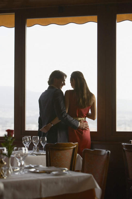 西方人,中年人,两个人,家庭,夫妻,餐厅,站,抱,竖图,室内,白天,爱情,幸福,纯洁,热情,餐桌,窗户,桌子,玫瑰,杯子,欧洲,欧洲人,服装,盛开,布料,高脚杯,玫瑰花,红酒杯,浪漫,花蕾,布纹,玻璃窗,玻璃制品,桌布,花,花瓣,花朵,鲜花,背面,衣服,餐巾,酒杯,台布,花苞,花蕊,站着,温暖,温馨,一家人,恩爱,恋人,服饰,餐台,抱着,和睦,搂着,衣着,葡萄酒杯,穿着,感动,尊敬,衣饰,天真,刺玫花,徘徊花,男人,男性,女人,女性,中年男性,中年女性,白种人,夫妇,情侣,玻璃杯,怀抱,搂,搂抱,相抱,拥抱,站立,半身,彩图,餐馆,饭店,饭馆,伴侣,融洽