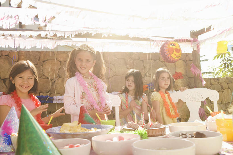 点心,西方人,儿童,四个人,伙伴,朋友,站,坐,笑,微笑,露齿笑,横图,室外,白天,正面,下午茶,友谊,纯洁,餐桌,桌子,皇冠,欧洲,欧洲人,阴影,服装,朦胧,模糊,装饰,光线,影子,塑料,陶瓷,食品,陶瓷制品,注视,休闲装,食物,糕点,小孩,衣服,阳光,彩带,气球,容器,塑料制品,碗,观察,看,站着,休闲,休闲服,橡胶,可爱,童年,童趣,服饰,餐台,观看,储藏,华丽,修饰,点缀,彩条,权威,察看,储存,高贵,关注,童真,橡胶制品,烂漫,无邪,衬托,美观,雅致,雅观,权力,统治,毛条,七彩毛条,装饰彩带,天真,友情,女孩,女人,女性,白种人,王冠,站立,坐着,半身,彩图,贮存,蛋糕,女生