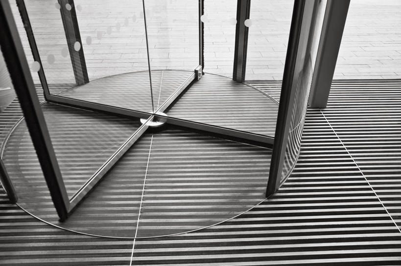 无人,横图,俯视,室内,白天,地毯,门,静物,装饰,编织,纹路,纹理,手工艺品,织物,工艺品,门框,旋转门,华丽,修饰,点缀,肌理,衬托,美观,雅致,雅观,彩图,高角度拍摄