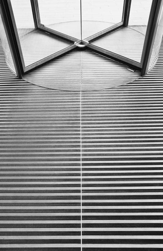 无人,竖图,俯视,室内,白天,地毯,门,静物,装饰,编织,纹路,纹理,手工艺品,织物,工艺品,门框,旋转门,华丽,修饰,点缀,肌理,衬托,美观,雅致,雅观,彩图,高角度拍摄