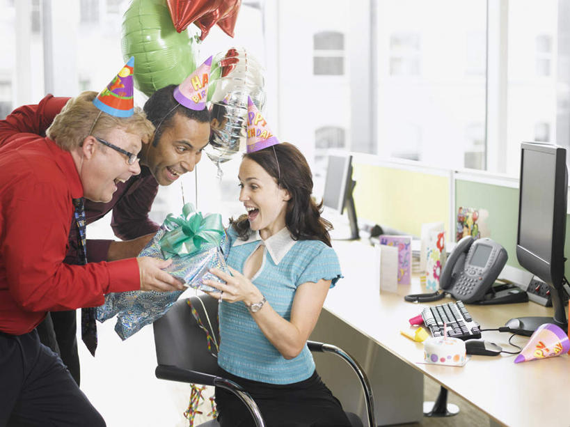 西方人,三个人,同事,商务人士,商务男性,商务女性,办公室,站,坐,笑,打电话,微笑,露齿笑,横图,室内,白天,正面,衬衫,成功,合作,团队,集体,信心,电脑,显示器,鼠标,键盘,家具,桌子,电话,礼盒,礼物,帽子,椅子,欧洲,非洲,黑人,欧洲人,弯腰,握,纸质,套装,网络,纸盒,办公桌,拿,拿着,注视,输入设备,通讯设备,生日帽,队伍,盒子,包装盒,话筒,会议椅,礼品盒,观察,看,站着,电话线,台式电脑,握着,礼品,观看,办公椅,察看,小丑帽,领导,固定电话,成就,关注,通信设备,商务装,合伙,领袖,工薪阶层,输出设备,三角帽,狂欢帽,派对帽,聚会帽,纸帽,办公家具,弯身,商务椅,培训椅,交流,男人,男性,女人,女性,中年男性,中年女性,白种人,非洲人,白领,上班族,电话机,沟通,通话,站立,坐着,半身,彩图,衬衣