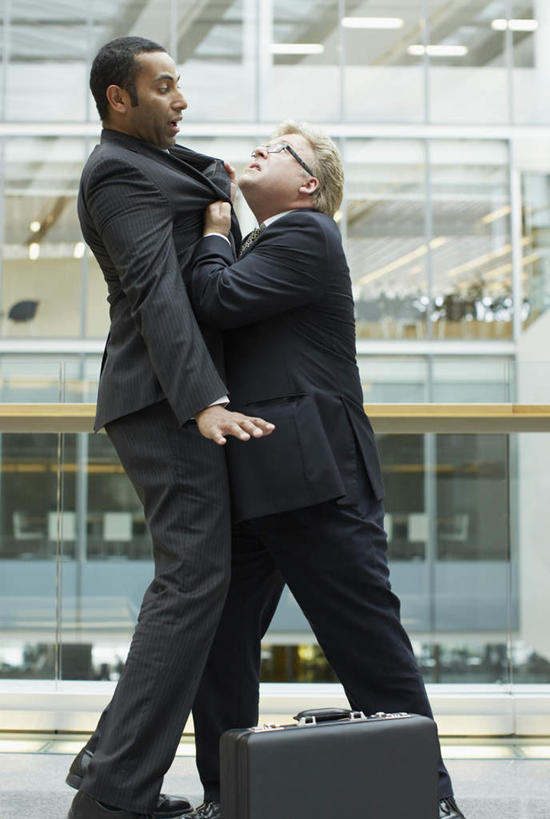 西方人,两个人,同事,商务人士,商务男性,站,竖图,室内,白天,仰视,衬衫,成功,合作,团队,集体,信心,窗户,落地窗,照明,欧洲,非洲,黑人,欧洲人,握,套装,朦胧,模糊,包,公文包,眼镜,灯光,拿,拿着,注视,队伍,顶灯,玻璃窗,灯,灯具,观察,看,站着,握着,公事包,观看,照亮,察看,领导,照明设备,成就,关注,商务装,合伙,领袖,近视眼镜,工薪阶层,女人,女性,中年女性,白种人,非洲人,白领,上班族,抬头,仰头,站立,半身,彩图,低角度拍摄,衬衣