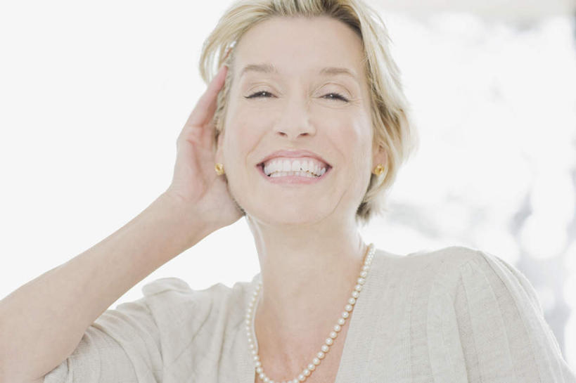 西方人,脸,头,脸颊,脖子,手,一个人,笑,摸,大笑,横图,室内,特写,白天,正面,兴奋,幸福,纯洁,项链,欧洲,欧洲人,仅一个女性,仅一个人,抚摸,服装,朦胧,模糊,珍珠,注视,休闲装,肩膀,装饰品,衣服,饰品,首饰,观察,看,张嘴,休闲,健康,手部,休闲服,服饰,仅一个老年女性,观看,单手,贵重,察看,珍贵,富有,关注,张大嘴巴,哈哈大笑,宝贵,有机宝石,老年女性,女人,女性,白种人,头部,脖,颈,颈部,脸部,脸蛋,面部,张开嘴,触摸,接触,半身,彩图,高兴,狂笑