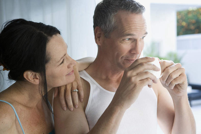 咖啡,西方人,老年人,两个人,家庭,夫妻,站,笑,微笑,横图,室内,白天,正面,爱情,幸福,杯子,欧洲,欧洲人,握,服装,瓷器,咖啡杯,陶瓷制品,浪漫,拿,拿着,注视,休闲装,娱乐,装饰品,饮料,一个,衣服,戒指,饰品,首饰,观察,看,站着,享受,休闲,温暖,温馨,一家人,休闲服,恩爱,放松,乐趣,搭,握着,恋人,服饰,单个,观看,信物,和睦,察看,提神,舒适,权利,搭着,关注,瓷杯,醒脑,咖啡拉花,软饮料,手饰,花式咖啡,老年男性,老年女性,男人,男性,女人,女性,白种人,夫妇,情侣,站立,半身,彩图,伴侣,融洽