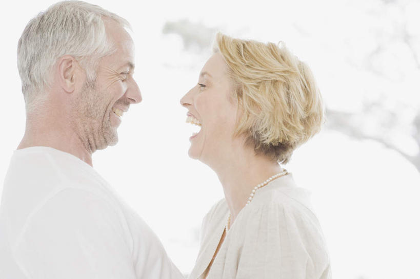 西方人,老年人,两个人,家庭,夫妻,站,笑,大笑,横图,室内,白天,侧面,爱情,兴奋,幸福,纯洁,项链,欧洲,欧洲人,服装,珍珠,浪漫,注视,休闲装,相视,装饰品,衣服,饰品,首饰,观察,看,站着,张嘴,休闲,健康,温暖,温馨,一家人,面对面,休闲服,恩爱,恋人,服饰,观看,对视,贵重,和睦,察看,珍贵,互视,富有,关注,相对,张大嘴巴,相看,哈哈大笑,宝贵,有机宝石,老年男性,老年女性,男人,男性,女人,女性,白种人,夫妇,情侣,张开嘴,站立,半身,彩图,高兴,狂笑,伴侣,融洽