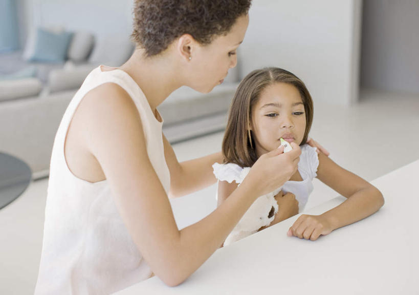 西方人,儿童,两个人,家庭,母亲,女儿,坐,横图,俯视,室内,白天,游戏,纯洁,生活用品,桌面,桌子,熊,玩具,欧洲,非洲,黑人,欧洲人,握,服装,医学,测量,木制,器材,玩偶,温度计,刻度,泰迪熊,拿,玩,拿着,注视,休闲装,娱乐,玻璃制品,小孩,衣服,木制品,体温计,玩具熊,观察,看,休闲,温暖,温馨,母女,一家人,休闲服,可爱,母爱,童年,童趣,益智,握着,服饰,毛绒玩具,观看,快速,温度,安慰,和睦,察看,感冒,医疗,准确,体温,发泄,关注,精度,消遣,精准,发烧,水银温度计,童真,烂漫,无邪,流感,物理,水银体温计,水银柱,缩口,玻璃体温计,玻璃温度计,医用温度计,宣泄,罗斯福熊,天真,年轻女性,女孩,女人,女性,非洲人,孩子,年轻人,玩耍,嬉戏,坐着,半身,彩图,高角度拍摄,融洽,女生