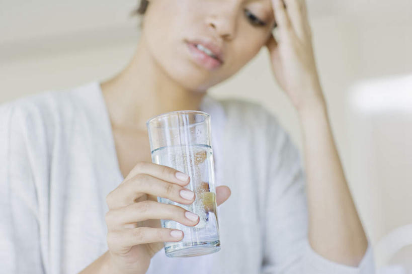 西方人,一个人,坐,横图,室内,白天,仰视,浴袍,水,杯子,欧洲,非洲,黑人,欧洲人,仅一个年轻女性,仅一个女性,仅一个人,撑,握,服装,朦胧,模糊,液体,一杯,拿,拿着,注视,饮用水,玻璃制品,衣服,水杯,矿泉水,观察,看,生病,握着,服饰,观看,察看,撑着,衣着,穿着,关注,蒸馏水,衣饰,抱病,年轻女性,女人,女性,非洲人,玻璃杯,坐着,半身,彩图,低角度拍摄,汤帷子,浴衣