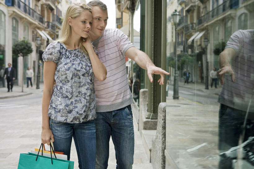 西方人,两个人,家庭,夫妻,站,举,笑,微笑,横图,室外,白天,正面,爱情,购物,消费,窗户,落地窗,橱窗,道路,路,袋子,欧洲,欧洲人,撑,握,指,服装,反射,包装袋,手提袋,小路,购物袋,交通,浪漫,拿,拿着,托腮,注视,休闲装,方向,玻璃窗,衣服,观察,看,手势,托,站着,休闲,温暖,温馨,一家人,休闲服,恩爱,握着,金融,恋人,服饰,观看,和睦,察看,指向,食指,购买,关注,托下巴,贸易,玻璃橱窗,男人,男性,年轻男性,年轻女性,女人,女性,白种人,年轻人,夫妇,情侣,举起,举手,举着,向上举,向上伸,向上托,站立,半身,彩图,伴侣,融洽