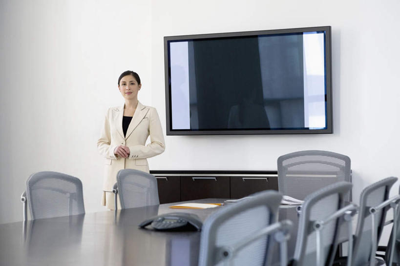 西方人,一个人,商务人士,商务女性,办公室,站,双手交叉,横图,室内,白天,正面,家具,桌子,电视,椅子,欧洲,欧洲人,仅一个女性,仅一个人,套装,办公桌,墙,注视,墙壁,墙面,会议椅,观察,看,站着,仅一个中年女性,观看,办公椅,察看,关注,彩电,商务装,工薪阶层,办公家具,商务椅,培训椅,彩色电视机,显像管屏,显像管屏幕,女人,女性,中年女性,白种人,白领,上班族,电视机,十字手,站立,半身,彩图