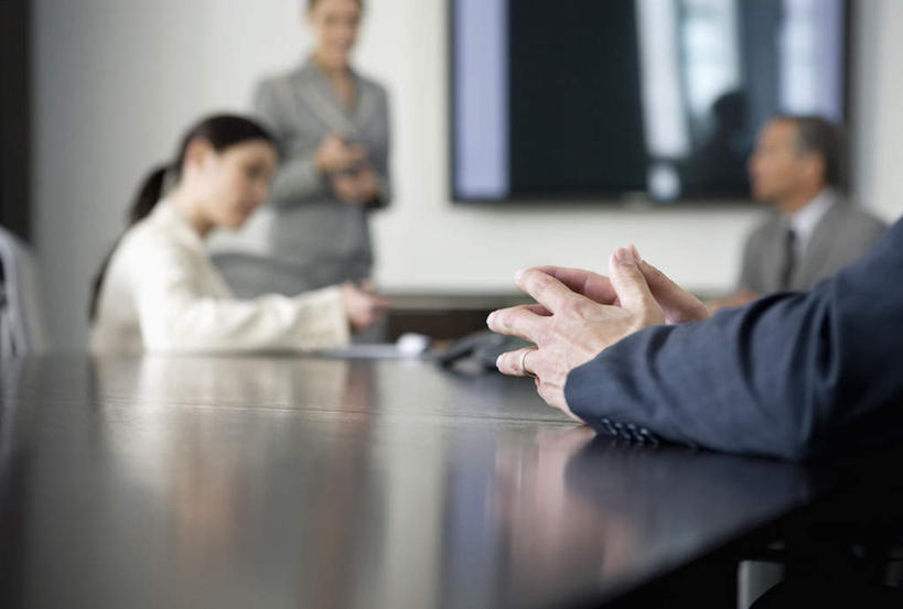 西方人,四个人,同事,商务人士,商务男性,商务女性,办公室,站,坐,说,横图,室内,白天,正面,衬衫,讨论,成功,合作,团队,集体,信心,家具,桌子,电视,椅子,欧洲,欧洲人,套装,朦胧,模糊,办公桌,墙,注视,队伍,墙壁,墙面,会议椅,观察,看,站着,观看,办公椅,察看,领导,成就,关注,彩电,商务装,合伙,领袖,工薪阶层,办公家具,商务椅,培训椅,彩色电视机,显像管屏,显像管屏幕,交流,男人,男性,女人,女性,中年男性,中年女性,白种人,白领,上班族,电视机,沟通,讲话,交谈,商讨,说话,谈话,站立,坐着,半身,彩图,衬衣