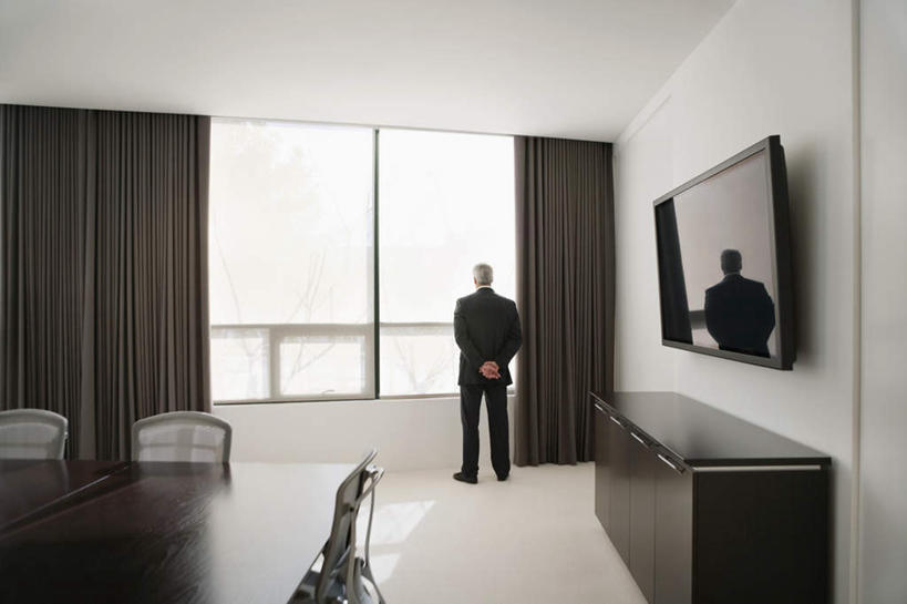 西方人,一个人,商务人士,商务男性,办公室,站,横图,室内,白天,衬衫,窗户,窗帘,家具,桌子,电视,椅子,欧洲,欧洲人,仅一个男性,仅一个人,仅一个中年男性,套装,装饰,办公桌,墙,玻璃窗,墙壁,墙面,背面,帘子,会议椅,站着,遮阳,华丽,修饰,办公椅,点缀,彩电,商务装,工薪阶层,背手,办公家具,衬托,美观,雅致,雅观,商务椅,培训椅,彩色电视机,显像管屏,显像管屏幕,男人,男性,中年男性,白种人,白领,上班族,电视机,站立,彩图,全身,衬衣