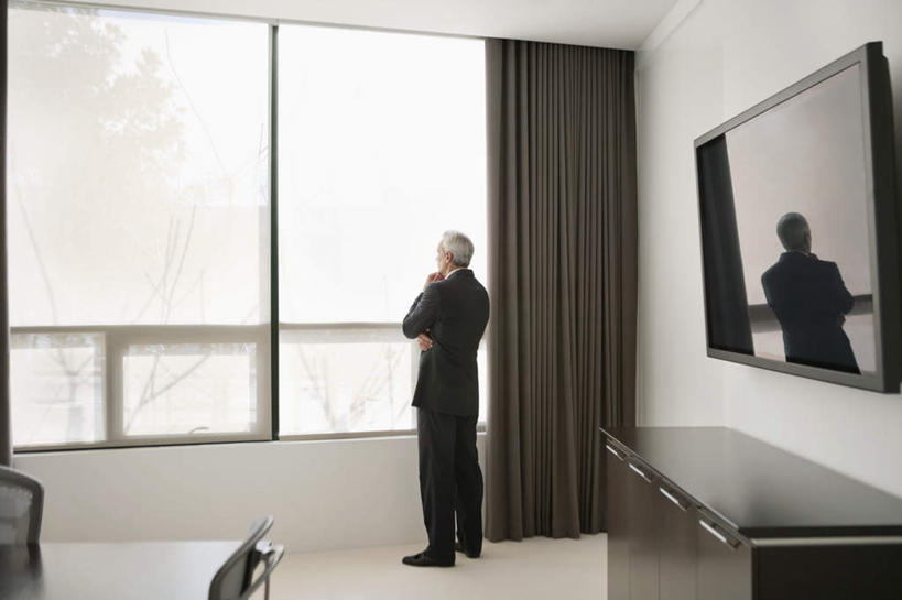 西方人,一个人,商务人士,商务男性,办公室,站,横图,室内,白天,衬衫,窗户,窗帘,家具,桌子,电视,椅子,欧洲,欧洲人,仅一个男性,仅一个人,仅一个中年男性,撑,套装,装饰,办公桌,墙,托腮,玻璃窗,墙壁,墙面,背面,帘子,会议椅,托,站着,遮阳,华丽,修饰,办公椅,点缀,托下巴,彩电,商务装,工薪阶层,办公家具,衬托,美观,雅致,雅观,商务椅,培训椅,彩色电视机,显像管屏,显像管屏幕,男人,男性,中年男性,白种人,白领,上班族,电视机,站立,彩图,全身,衬衣