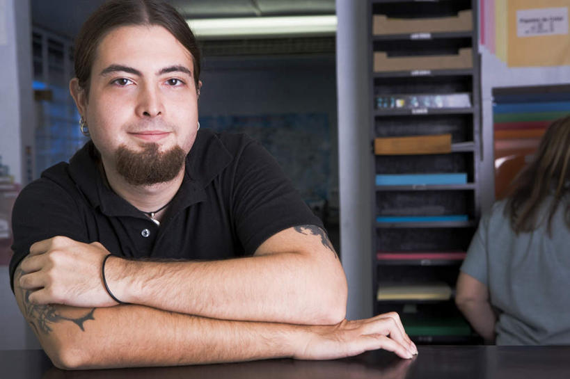 西方人,胡须,两个人,同事,商务人士,商务男性,站,笑,双手交叉,微笑,横图,室内,白天,正面,时尚,成功,合作,团队,集体,信心,柜子,桌子,项链,照明,欧洲,欧洲人,撑,服装,装饰,材料,档案,文件,办公桌,墙,灯光,窗子,注视,休闲装,文化,队伍,顶灯,纹身,墙壁,墙面,灯,装饰品,一个,衣服,黑色,耳环,饰品,手链,首饰,资料,灯具,观察,看,站着,休闲,休闲服,个性,服饰,信仰,单个,观看,华丽,修饰,照亮,点缀,察看,领导,撑着,双手抱胸,照明设备,成就,关注,文档,刺青,追求,合伙,领袖,想象,档案柜,工薪阶层,文身,勇气,崇拜,张扬,衬托,美观,雅致,雅观,耳饰,男人,男性,年轻男性,年轻女性,女人,女性,白种人,山羊胡,胡子,白领,上班族,站立,半身,彩图