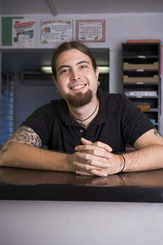 西方人,胡须,一个人,商务人士,商务男性,站,笑,双手交叉,微笑,露齿笑,竖图,室内,白天,正面,时尚,柜子,桌子,项链,照明,欧洲,欧洲人,仅一个男性,仅一个人,撑,握,服装,装饰,材料,档案,文件,办公桌,墙,灯光,窗子,注视,休闲装,文化,顶灯,纹身,墙壁,墙面,灯,装饰品,仅一个年轻男性,一个,衣服,黑色,耳环,饰品,手链,首饰,资料,灯具,观察,看,站着,休闲,休闲服,个性,握着,服饰,信仰,单个,观看,华丽,修饰,照亮,点缀,察看,撑着,照明设备,关注,文档,刺青,追求,想象,档案柜,工薪阶层,文身,勇气,崇拜,张扬,衬托,美观,雅致,雅观,耳饰,男人,男性,年轻男性,白种人,山羊胡,胡子,白领,上班族,站立,半身,彩图