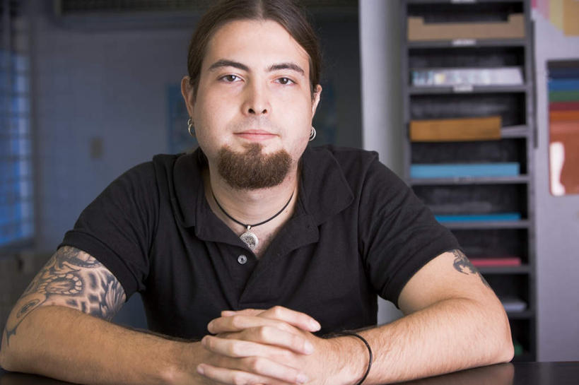 西方人,胡须,一个人,商务人士,商务男性,站,笑,双手交叉,微笑,横图,室内,白天,正面,时尚,柜子,桌子,项链,照明,欧洲,欧洲人,仅一个男性,仅一个人,一条,撑,握,服装,装饰,材料,档案,文件,办公桌,墙,灯光,窗子,注视,休闲装,文化,顶灯,纹身,墙壁,墙面,灯,装饰品,仅一个年轻男性,一个,衣服,黑色,耳环,饰品,手链,首饰,资料,灯具,观察,看,站着,休闲,休闲服,个性,握着,服饰,信仰,单个,观看,华丽,修饰,照亮,点缀,察看,撑着,照明设备,关注,文档,刺青,追求,想象,档案柜,工薪阶层,文身,勇气,崇拜,张扬,衬托,美观,雅致,雅观,耳饰,男人,男性,年轻男性,白种人,山羊胡,胡子,白领,上班族,站立,半身,彩图