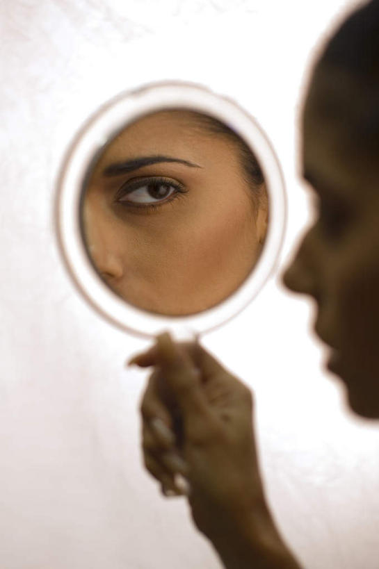 西方人,眼睛,鼻子,眉毛,睫毛,一个人,举,竖图,室内,白天,化妆,美容,镜子,欧洲,欧洲人,瞳孔,仅一个年轻女性,仅一个女性,仅一个人,握,阴影,朦胧,模糊,反射,光线,影子,灯光,拿,拿着,注视,背面,化妆镜,观察,看,托,握着,眼部,观看,镜像,察看,镜面,关注,光学,年轻女性,女人,女性,白种人,鼻,鼻孔,睫,眉,眼,眼睫毛,眼眉,举起,举手,举着,向上举,向上伸,向上托,半身,彩图,眼眉毛