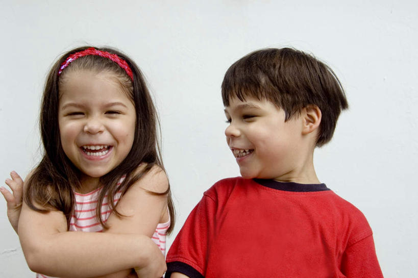 西方人,儿童,脸,头,脸颊,两个人,家庭,站,笑,双手交叉,微笑,露齿笑,横图,室内,白天,白色背景,正面,纯洁,欧洲,欧洲人,装饰,扭头,注视,兄妹,小孩,发箍,发饰,饰品,观察,看,站着,转头,温暖,温馨,一家人,可爱,童年,童趣,摄影,影棚,头箍,观看,亲人,和睦,察看,双手抱胸,关注,亲情,发卡,童真,烂漫,无邪,配饰,天真,男孩,男人,男性,女孩,女人,女性,白种人,头部,脸部,脸蛋,面部,站立,半身,彩图,影棚拍摄,拍摄,融洽,男生,女生