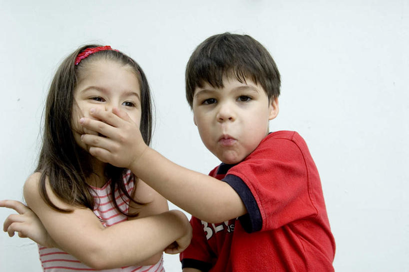 西方人,儿童,脸,头,脸颊,两个人,家庭,站,笑,双手交叉,微笑,露齿笑,横图,室内,白天,白色背景,正面,纯洁,欧洲,欧洲人,装饰,注视,兄妹,小孩,发箍,发饰,饰品,嘟嘴,观察,看,站着,温暖,温馨,一家人,撅嘴,可爱,童年,童趣,摄影,影棚,头箍,观看,亲人,和睦,察看,双手抱胸,关注,亲情,发卡,童真,烂漫,无邪,配饰,天真,男孩,男人,男性,女孩,女人,女性,白种人,头部,脸部,脸蛋,面部,站立,半身,彩图,影棚拍摄,拍摄,融洽,男生,女生,捂着