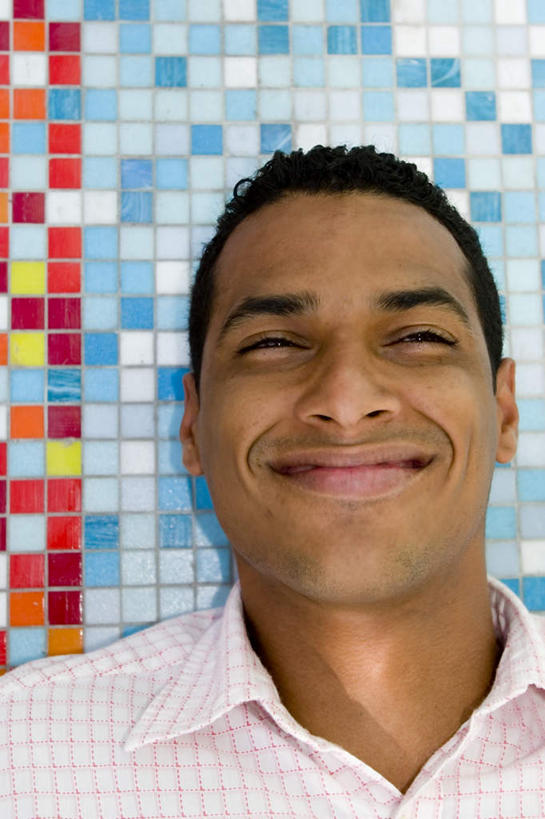 西方人,脸,头,脸颊,一个人,商务人士,商务男性,躺,笑,微笑,竖图,室内,特写,白天,仰视,衬衫,欧洲,非洲,黑人,欧洲人,仅一个男性,仅一个人,一排,许多,花纹,套装,整齐,马赛克,图案,墙,墙壁,墙面,排列,仅一个年轻男性,颜色,五颜六色,队列,商务装,五彩缤纷,工薪阶层,卧着,男人,男性,年轻男性,非洲人,头部,脸部,脸蛋,面部,白领,上班族,躺着,卧,半身,彩图,低角度拍摄,衬衣