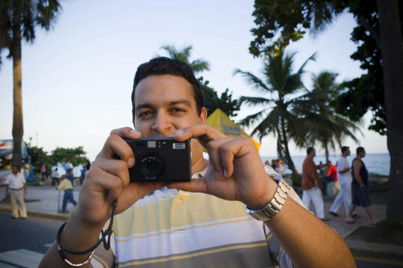 西方人,一个人,站,横图,室外,白天,正面,植物,棕榈树,相机,叶子,欧洲,欧洲人,仅一个男性,仅一个人,服装,云,云朵,绿叶,拿,云彩,拿着,注视,休闲装,树,树木,仅一个年轻男性,拍照,衣服,蓝色,绿色,黑色,白云,蓝天,天空,自然,数码相机,天,观察,看,站着,休闲,休闲服,嫩叶,摄影,服饰,生长,成长,观看,察看,关注,棕榈叶,男人,男性,年轻男性,白种人,叶,叶片,照相机,站立,半身,彩图,照相,短发