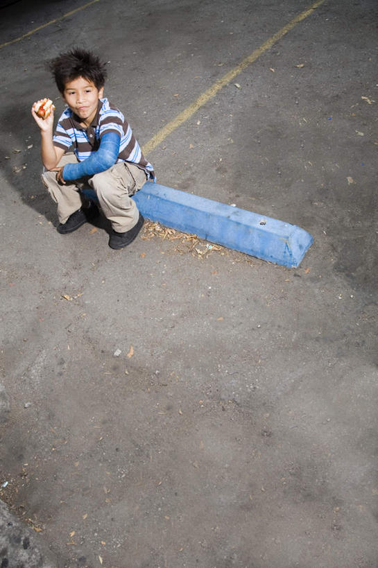 西方人,儿童,一个人,停车场,坐,竖图,俯视,室外,白天,纯洁,道路,路,公路,欧洲,欧洲人,仅一个男性,仅一个人,撑,条纹,服装,交通,托腮,注视,休闲装,小孩,衣服,黑色,观察,看,托,仅一个小孩,休闲,休闲服,可爱,童年,童趣,服饰,观看,察看,关注,托下巴,童真,烂漫,无邪,天真,男孩,男人,男性,白种人,孩子,马路,坐着,彩图,高角度拍摄,全身,泊车场,短发,男生