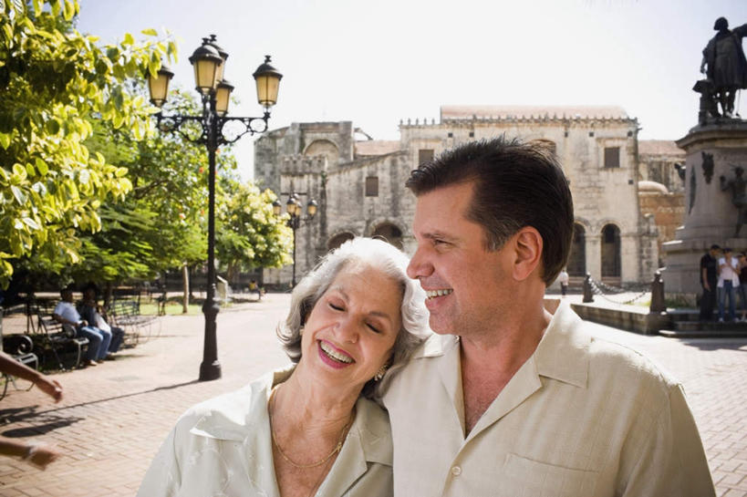 西方人,两个人,家庭,母亲,儿子,家,站,横图,室外,白天,正面,植物,路灯,照明,雕塑,欧洲,欧洲人,阴影,艺术,装饰,光线,雕刻,雕像,影子,房屋,屋子,灯光,楼房,石雕,住宅,灯,树,树木,一个,绿色,阳光,自然,工艺品,靠,靠着,站着,温暖,温馨,母子,一家人,母爱,生长,单个,成长,纪念,照亮,美术,和睦,照明设备,主题,陈列,功能,美学,老年女性,男人,男性,年轻男性,女人,女性,白种人,站立,半身,彩图,房子,融洽