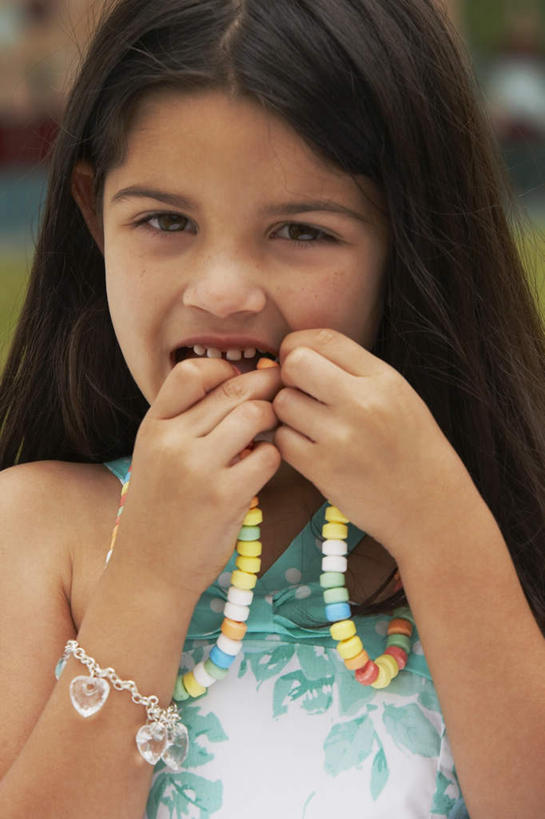 西方人,儿童,一个人,站,竖图,室外,白天,正面,纯洁,项链,欧洲,欧洲人,仅一个女性,仅一个人,咬,朦胧,模糊,食品,糖,糖果,甜点,甜品,软糖,装饰品,食物,小孩,黑色,饰品,首饰,甜食,站着,仅一个小孩,可爱,童年,童趣,咬着,童真,烂漫,无邪,天真,女孩,女人,女性,白种人,孩子,长发,站立,半身,彩图,女生