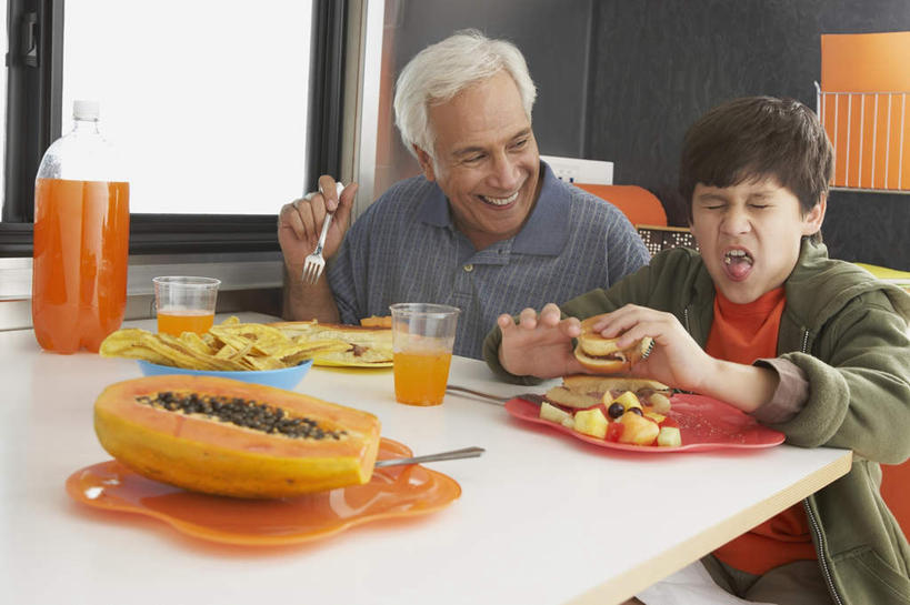 西方人,儿童,老年人,两个人,家庭,祖父,坐,横图,室内,白天,正面,衬衫,纯洁,窗户,木瓜,杯子,水果,欧洲,欧洲人,服装,新鲜,勺子,生食,橙汁,食品,果实,拿着,休闲装,玻璃窗,食物,小孩,衣服,蓝色,绿色,白色,黑色,纸制品,调羹,汤匙,休闲,温暖,温馨,鬼脸,一家人,休闲服,可爱,童年,童趣,服饰,有机食品,绿色食品,爷爷,祖孙,纸杯,和睦,一次性杯子,童真,烂漫,无邪,外公,外祖父,外孙,外孙子,奶匏,蓬生果,乳瓜,石瓜,万寿匏,天真,老年男性,男孩,男人,男性,白种人,孩子,孙子,万寿果,番木瓜,坐着,半身,彩图,衬衣,融洽,短发,男生