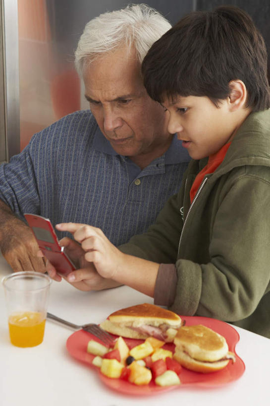 西方人,儿童,老年人,两个人,家庭,祖父,坐,竖图,室内,白天,正面,衬衫,纯洁,窗户,木瓜,杯子,水果,欧洲,欧洲人,握,服装,新鲜,勺子,生食,橙汁,食品,果实,二郎腿,拿,拿着,休闲装,玻璃窗,食物,小孩,衣服,蓝色,绿色,白色,黑色,纸制品,调羹,汤匙,休闲,温暖,温馨,一家人,休闲服,可爱,童年,童趣,握着,服饰,有机食品,绿色食品,爷爷,祖孙,纸杯,和睦,一次性杯子,童真,烂漫,无邪,外公,外祖父,外孙,外孙子,奶匏,蓬生果,乳瓜,石瓜,万寿匏,天真,老年男性,男孩,男人,男性,白种人,孩子,孙子,万寿果,番木瓜,坐着,半身,彩图,衬衣,融洽,短发,男生