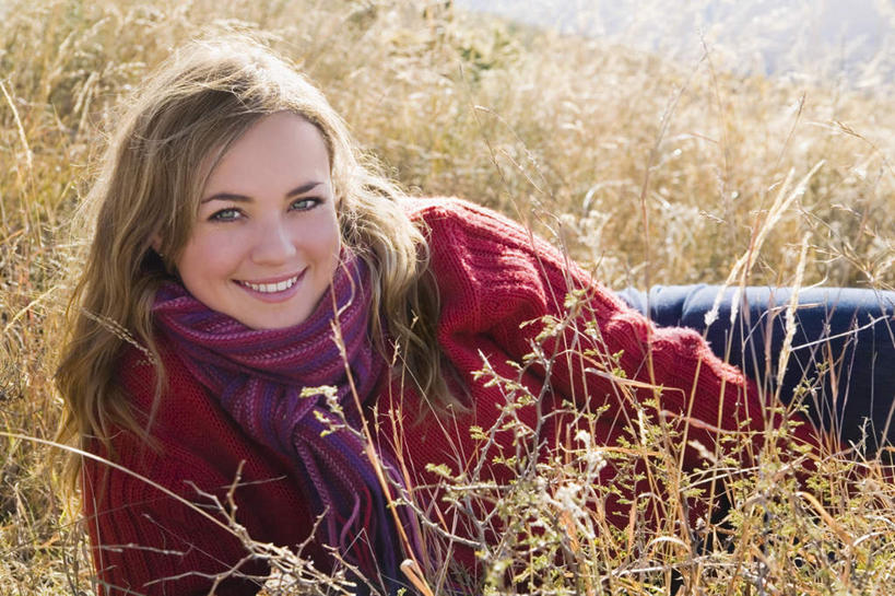 西方人,一个人,笑,微笑,露齿笑,横图,室外,白天,正面,草地,草坪,植物,欧洲,欧洲人,仅一个年轻女性,仅一个女性,仅一个人,阴影,朦胧,模糊,装饰,光线,影子,注视,草,一个,绿色,紫色,阳光,围巾,观察,看,趴着,温暖,单个,围脖,观看,保暖,华丽,点缀,察看,御寒,关注,衬托,美观,雅致,雅观,年轻女性,女人,女性,白种人,趴,半身,彩图