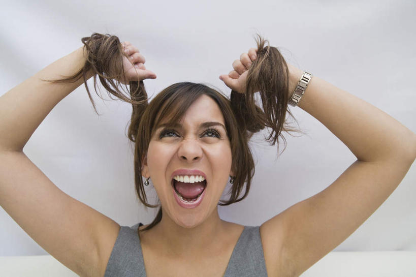 西方人,头发,一个人,站,举,横图,室内,白天,白色背景,正面,欧洲,欧洲人,仅一个年轻女性,仅一个女性,仅一个人,握,拿,拿着,托,站着,喊,握着,摄影,影棚,年轻女性,女人,女性,白种人,长发,举起,举手,举着,向上举,向上伸,向上托,站立,半身,彩图,影棚拍摄,拍摄