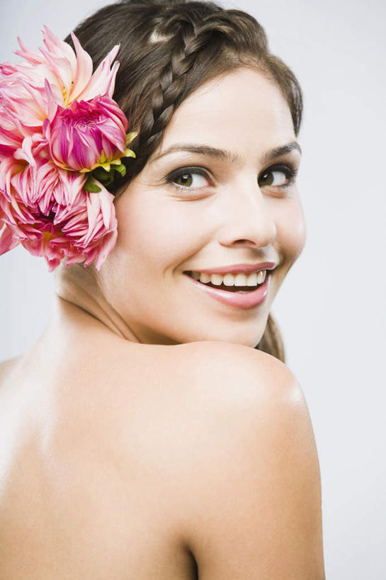 西方人,一个人,站,笑,微笑,露齿笑,竖图,室内,白天,白色背景,欧洲,欧洲人,仅一个年轻女性,仅一个女性,仅一个人,盛开,花蕾,扭头,注视,花,花瓣,花朵,鲜花,一朵,背面,红色,花苞,花蕊,观察,看,站着,转头,摄影,影棚,观看,察看,关注,年轻女性,女人,女性,白种人,站立,半身,彩图,影棚拍摄,拍摄