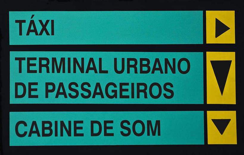 无人,横图,室外,特写,白天,正面,指示牌,静物,标志,文字,字符,字母,警告,方向,标识,箭头,黄色,蓝色,黑色,警示,禁止,提醒,指向,提示,限制,簇,西班牙语,危险,彩图