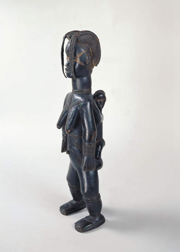 西方人,儿童,无人,两个人,家庭,母亲,女儿,站,竖图,室内,白天,白色背景,正面,纯洁,雕塑,欧洲,欧洲人,阴影,艺术,装饰,光线,雕刻,雕像,影子,注视,小孩,工艺品,观察,看,站着,温暖,温馨,母女,一家人,可爱,母爱,童年,童趣,摄影,影棚,观看,纪念,美术,和睦,察看,关注,主题,陈列,童真,烂漫,无邪,一尊,功能,美学,天真,年轻女性,女孩,女人,女性,白种人,孩子,年轻人,站立,彩图,全身,影棚拍摄,拍摄,融洽,女生