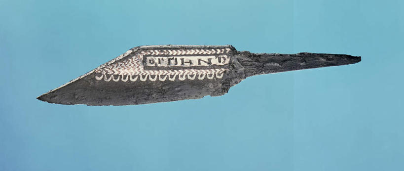 无人,横图,室内,特写,白天,正面,竞争,对抗,阴影,花纹,蓝色背景,装饰,冲突,光线,英文,标志,文字,影子,字符,字母,刀具,破坏,标识,一个,刀,武器,战争,摄影,影棚,单个,英文字母,华丽,修饰,损坏,点缀,攻击,威胁,对立,矛盾,兵器,防御,敌对,挫败,斗争,抗拒,抗衡,衬托,美观,雅致,雅观,凶器,杀伤,威慑,危险,彩图,影棚拍摄,拍摄,匕首