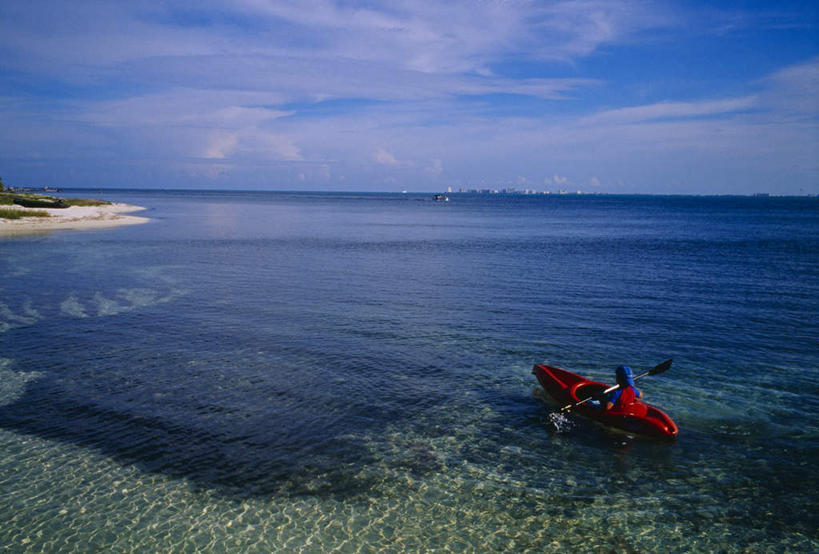 皮划艇,西方人,儿童,一个人,坐,横图,俯视,室外,白天,游戏,纯洁,海浪,海洋,船,墨西哥,欧洲,欧洲人,仅一个男性,仅一个人,阴影,波纹,光线,船桨,影子,浪花,水平线,辽阔,海平线,玩,娱乐,小孩,蓝色,蓝天,水纹,天空,阳光,海水,交通工具,波浪,天,驾驶,行驶,仅一个小孩,休闲,广阔,可爱,童年,童趣,晴朗,活动,一望无际,操纵,控制,北美,北美洲,发泄,消遣,智力,载具,美洲,海景,童真,操控,烂漫,无邪,万里无云,尤卡坦半岛,北亚美利加洲,亚美利加洲,宣泄,把持,墨西哥合众国,仙人掌王国,无边无际,一马平川,犹加敦半岛,天真,男孩,男人,男性,白种人,孩子,大海,风浪,海,海水的波动,近岸浪,涌浪,晴空,晴空万里,玩耍,嬉戏,坐着,半身,彩图,高角度拍摄,水天相接,水天一线,男生