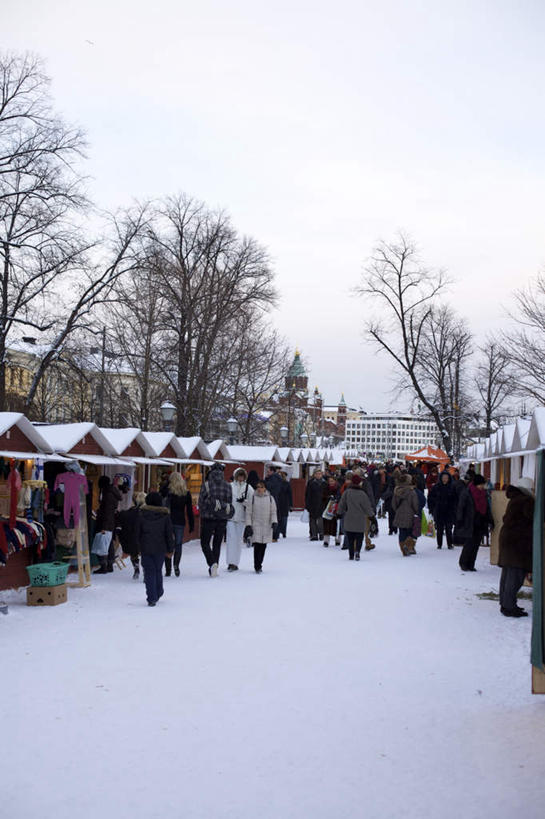 西方人,家,商店,走,竖图,室外,白天,正面,购物,旅游,度假,消费,雪,植物,大雪,标志建筑,地标,建筑,欧洲,芬兰,圣诞节,欧洲人,阴影,节日,庆祝,光线,影子,房屋,屋子,积雪,雪景,云,云朵,冬季,冬天,首都,许多人,云彩,文化,娱乐,建设,楼房,住宅,树,树木,蓝色,绿色,白云,蓝天,天空,阳光,自然,天,一群人,庆典,享受,休闲,旅游胜地,放松,寒冷,金融,百货,生长,成长,纪念,北欧,选购,贸易,血拼,严寒,芬兰共和国,赫尔辛基,男人,男性,年轻男性,年轻女性,女人,女性,白种人,步行,散步,走路,半身,彩图,房子,店铺,杂货店,杂货铺