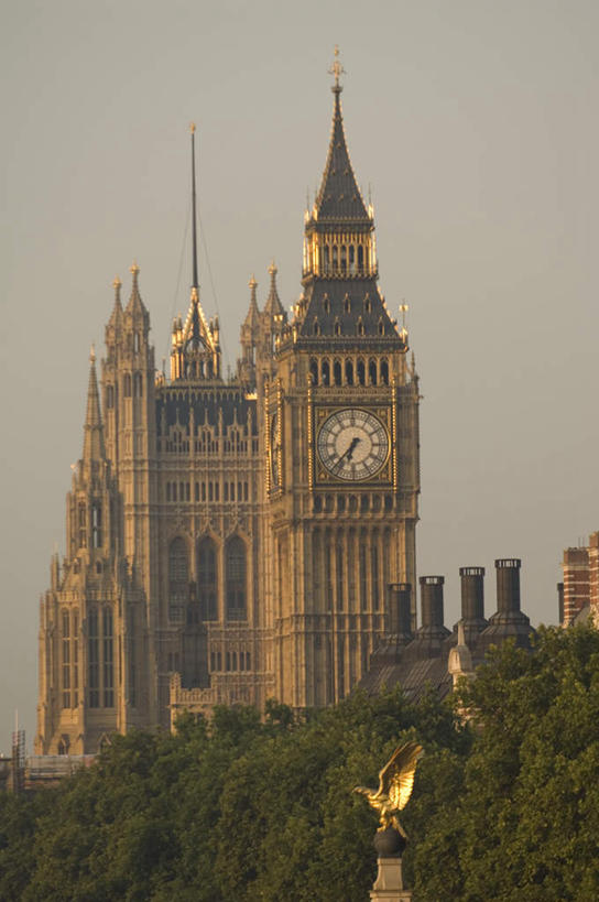 无人,竖图,室外,白天,仰视,旅游,度假,美景,树林,植物,窗户,城市风光,标志建筑,城市,地标,建筑,鸟,野生动物,鹰,玻璃,雕塑,英国,欧洲,伦敦,阴影,艺术,装饰,高大,时间,光线,鸟类,雕刻,雕像,时钟,影子,墙,屋顶,景观,钟楼,尖顶,首都,宏伟,计时,顶棚,娱乐,建设,大本钟,大笨钟,国会大厦,玻璃窗,墙壁,墙面,玻璃制品,树,树木,蓝色,绿色,蓝天,天空,阳光,自然,动物,工艺品,钟表,天,享受,休闲,金色,表,旅游胜地,景色,放松,生长,晴朗,成长,纪念,美术,富贵,西欧,主题,大不列颠,凶猛,陈列,国会大楼,忠诚,鸢,大不列颠及北爱尔兰联合王国,万里无云,议会大厦,议会大楼,首都大厦,州议会大厦,州政府,州会议厅,功能,美学,塔钟,富丽,大不列颠联合王国,日不落英帝国,名誉,荣华,雾都,高峻,嵬峨,残暴,凶残,钟,晴空,晴空万里,老鹰,彩图,低角度拍摄