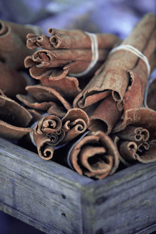 无人,商店,竖图,俯视,室内,特写,白天,购物,安全,消费,美景,静物,一堆,阴影,堆叠,堆积,朦胧,模糊,平静,光线,影子,景观,调味,香料,佐料,肉桂,捆,阳光,自然,绳子,景色,金融,百货,堆,宁静,绳索,配料,自然风光,和平,安详,选购,贸易,桂皮,作料,血拼,官桂,牡桂,筒桂,香桂,玉桂,太平,安适,安好,宁靖,彩图,高角度拍摄,店铺,杂货店,杂货铺