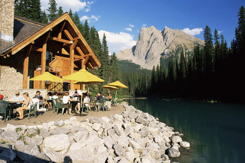 西方人,餐厅,家,坐,横图,室外,白天,侧面,湖,湖泊,石头,山,水,植物,椅子,欧洲,加拿大,欧洲人,阴影,服装,光线,伞,石子,影子,雨伞,遮阳伞,房屋,木椅,屋子,湖面,山峰,水流,水面,云,云朵,山峦,许多人,云彩,休闲装,阳伞,楼房,住宅,树,树木,衣服,蓝色,绿色,白云,倒影,蓝天,天空,阳光,自然,湖水,天,一群人,休闲,休闲服,服饰,生长,晴朗,成长,倒映,北美,北美洲,美洲,北亚美利加洲,亚美利加洲,反照,男人,男性,年轻男性,年轻女性,女人,女性,白种人,石块,晴空,坐着,彩图,全身,房子,餐馆,饭店,饭馆