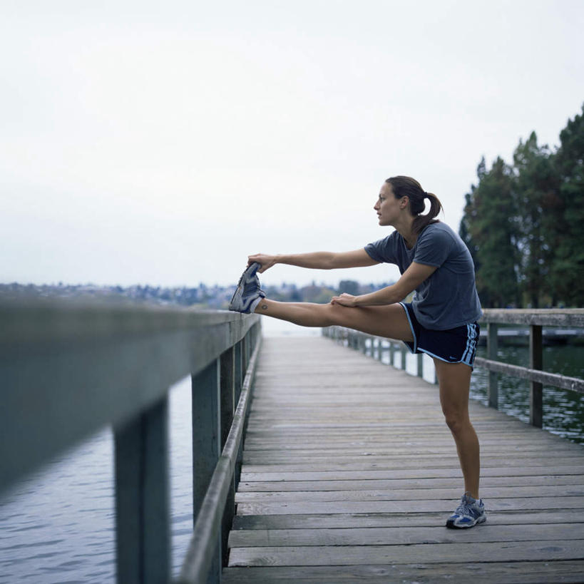 西方人,手,一个人,站,方图,室外,白天,侧面,锻炼,旅游,度假,运动,湖,湖泊,水,植物,欧洲,欧洲人,仅一个年轻女性,仅一个女性,仅一个人,阴影,波纹,服装,光线,木板,影子,湖面,水流,水面,桥,木桥,涟漪,注视,休闲装,娱乐,栈桥,树,树木,衣服,蓝色,绿色,蓝天,水纹,天空,阳光,自然,波浪,湖水,天,扶,观察,看,站着,享受,休闲,手部,休闲服,放松,压腿,服饰,生长,晴朗,成长,观看,人行桥,木板桥,察看,扶着,关注,室外运动,户外运动,万里无云,水晕,年轻女性,女人,女性,白种人,晴空,晴空万里,站立,彩图,全身,健身