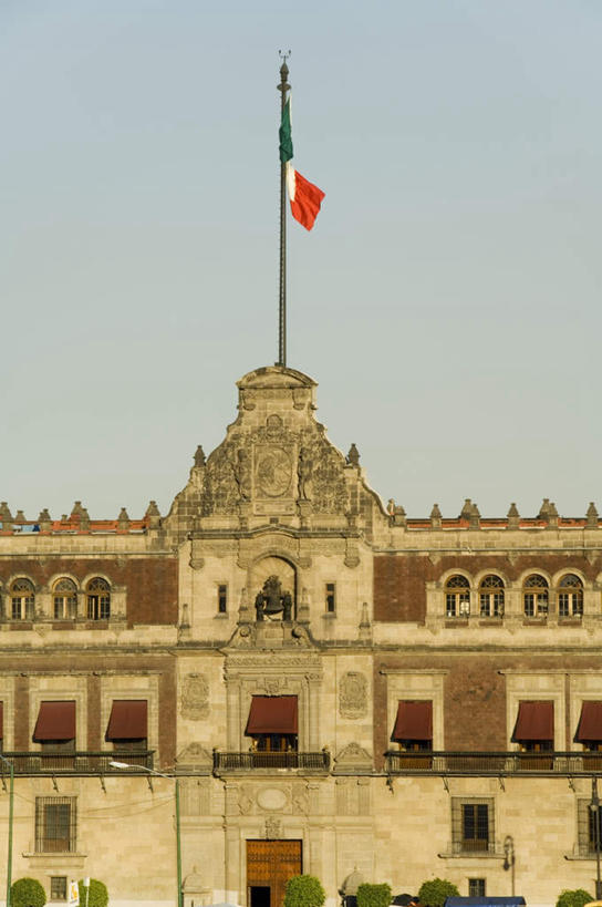 无人,家,宫殿,竖图,室外,白天,正面,旅游,度假,名胜古迹,窗户,门,标志建筑,城市,地标,建筑,旗帜,墨西哥,一面,阴影,遗迹,飘扬,光线,影子,房屋,墙,屋子,公寓,拱门,首都,古迹,文物,娱乐,旗子,建设,古建筑,洋房,楼房,玻璃窗,墙壁,墙面,住宅,蓝色,蓝天,天空,阳光,门框,天,享受,休闲,旅游胜地,放松,晴朗,飘逸,华丽,北美,北美洲,飞扬,美洲,古文明,万里无云,墨西哥城,北亚美利加洲,亚美利加洲,墨西哥合众国,仙人掌王国,富丽,旌旗,旗号,联邦区,华美,晴空,晴空万里,彩图,房子