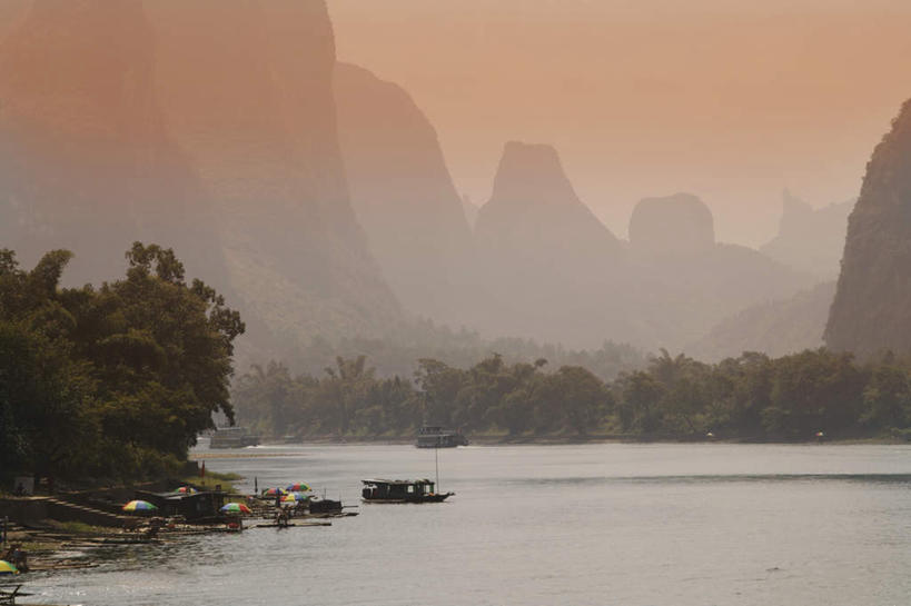 无人,横图,室外,白天,正面,旅游,度假,河流,石头,美景,日落,山,山脉,树林,水,植物,雾,船,中国,亚洲,波纹,飞溅,朦胧,模糊,溅,石子,液体,河水,景观,山顶,山峰,水滴,水流,晚霞,霞光,落日,木船,山峦,娱乐,水珠,树,树木,绿色,倒影,水纹,自然,黄昏,船尾波,交通工具,波浪,群山,享受,休闲,景色,彩霞,放松,生长,成长,广西,迷雾,倒映,舟,喷洒,自然风光,载具,东亚,龙胜,龙脊梯田,广西壮族自治区,中华人民共和国,桂,华南地区,颠峰,极峰,夕照,反照,龙胜各族自治县,和平乡,龙胜梯田,平安村,石块,岩石,大雾,夕阳,彩图,斜阳