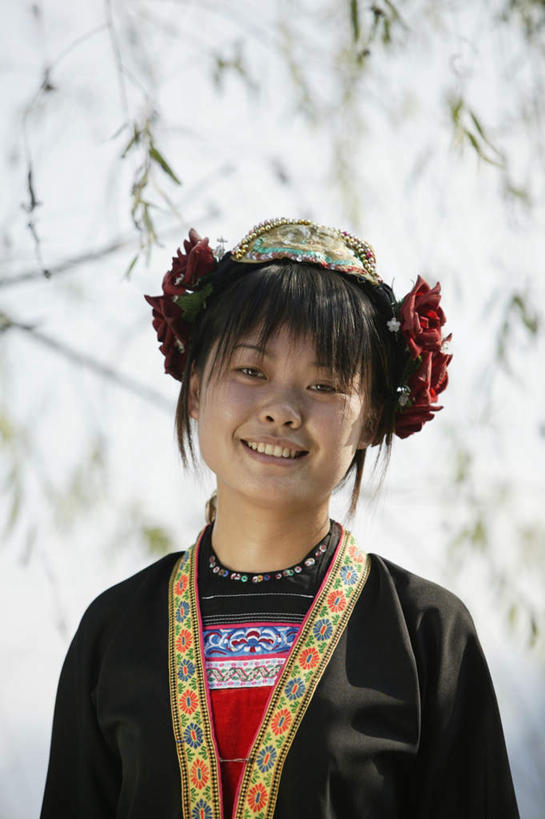 东方人,脸,头,脸颊,一个人,站,笑,微笑,露齿笑,竖图,室外,特写,白天,正面,民族服装,植物,亚洲,仅一个年轻女性,仅一个女性,仅一个人,朦胧,模糊,装饰,盛开,枝条,花蕾,注视,黄种人,少数民族,肩膀,花,花瓣,花朵,鲜花,树,树木,树枝,绿色,自然,花苞,花蕊,观察,看,站着,生长,成长,观看,华丽,修饰,点缀,察看,关注,衬托,美观,雅致,雅观,虬枝,枝杈,黎族,年轻女性,女人,女性,亚洲人,头部,脸部,脸蛋,面部,站立,半身,彩图,传统服装,民俗服