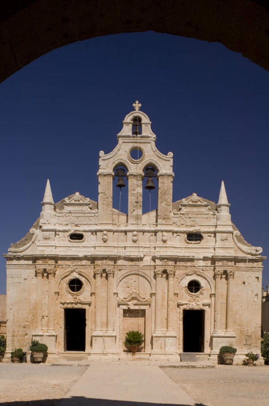 无人,竖图,室外,白天,正面,旅游,度假,石头,名胜古迹,植物,门,标志建筑,地标,建筑,希腊,欧洲,阴影,节日,遗迹,光线,盆栽,石子,影子,墙,拱门,盆景,古迹,文化,文物,娱乐,建设,古建筑,墙壁,墙面,祈愿,蓝色,绿色,蓝天,天空,阳光,自然,门框,天,祈祷,享受,休闲,健康,旅游胜地,放松,许愿,宗教,信仰,生长,晴朗,成长,纪念,祈求,信号,基督教,天主教,修道院,报时,信念,古文明,希腊共和国,万里无云,克里特岛,召集,神学院,修院,隐修院,鸣钟,平安,钟,石块,晴空,晴空万里,彩图