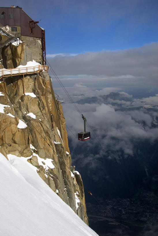 无人,竖图,室外,白天,正面,旅游,度假,石头,美景,山,雪,雪山,大雪,法国,欧洲,阿尔卑斯山,阴影,光线,石子,影子,冰,积雪,景观,山顶,山峰,悬崖,雪景,云,云朵,冬季,冬天,山峦,云彩,娱乐,缆车,蓝色,白云,蓝天,天空,阳光,自然,交通工具,天,享受,休闲,陡峭,景色,放松,寒冷,晴朗,冰冷,自然风光,索道,勃朗峰,法兰西共和国,法兰西第五共和国,严寒,冰凉,酷寒,凛冽,凛凛,极冷,绝壁,霞慕尼,笔陡,峻峭,颠峰,极峰,缆索铁路,石块,岩石,晴空,彩图