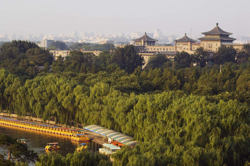 无人,公园,横图,俯视,室外,白天,旅游,度假,河流,名胜古迹,树林,水,植物,标志建筑,地标,建筑,船,北海公园,北京,中国,亚洲,阴影,遗迹,光线,影子,河水,水流,游艇,首都,古迹,文物,娱乐,建设,古建筑,树,树木,蓝色,绿色,倒影,蓝天,天空,阳光,自然,交通工具,天,享受,休闲,旅游胜地,放松,城楼,生长,晴朗,成长,倒映,载具,古文明,东亚,万里无云,中华人民共和国,北京市,京,北平,华北地区,北京北海公园,反照,晴空,晴空万里,彩图,高角度拍摄