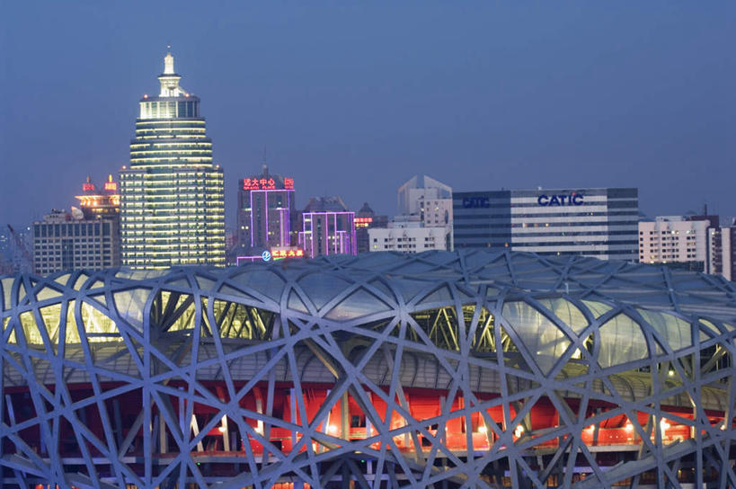 无人,体育馆,高楼大厦,运动场,横图,室外,夜晚,正面,旅游,度假,标志建筑,大厦,地标,建筑,路灯,摩天大楼,照明,雕塑,北京,中国,亚洲,艺术,装饰,雕刻,雕像,鸟巢,灯光,首都,娱乐,建设,体育场,灯,蓝色,蓝天,天空,工艺品,楼宇,天,享受,休闲,旅游胜地,放松,纪念,照亮,美术,照明设备,主题,陈列,东亚,中华人民共和国,北京市,京,北平,华北地区,功能,美学,运动馆,彩图,大楼,高层建筑,高楼,摩天楼,国家体育馆,奥林匹克公园